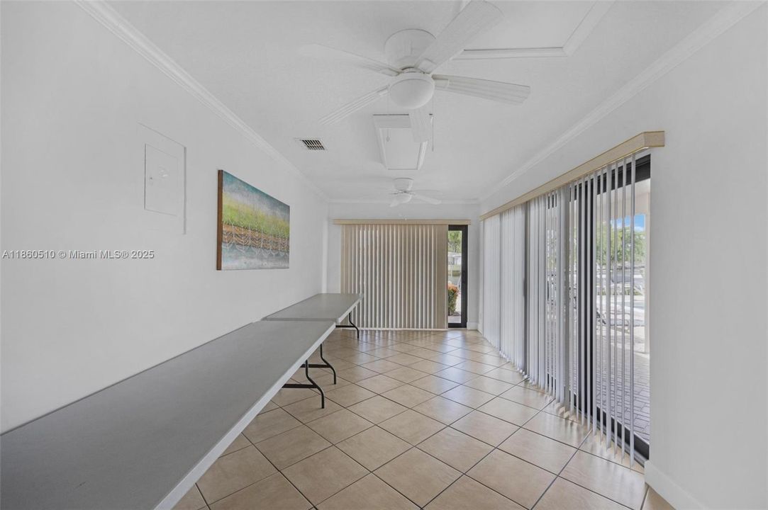 Active With Contract: $2,400 (2 beds, 2 baths, 982 Square Feet)