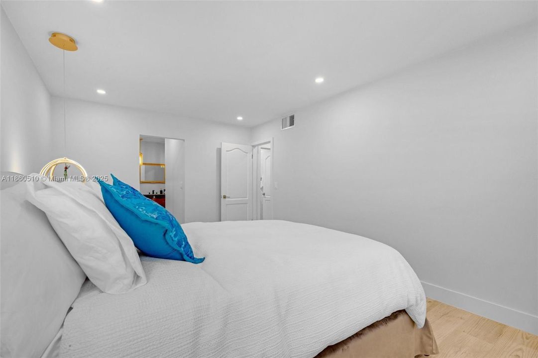 Active With Contract: $2,400 (2 beds, 2 baths, 982 Square Feet)