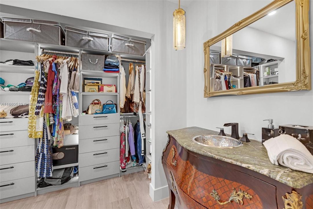 Active With Contract: $2,400 (2 beds, 2 baths, 982 Square Feet)