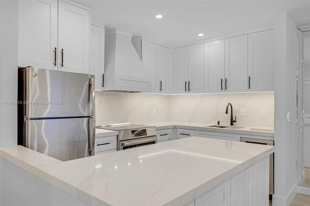 Active With Contract: $2,400 (2 beds, 2 baths, 982 Square Feet)