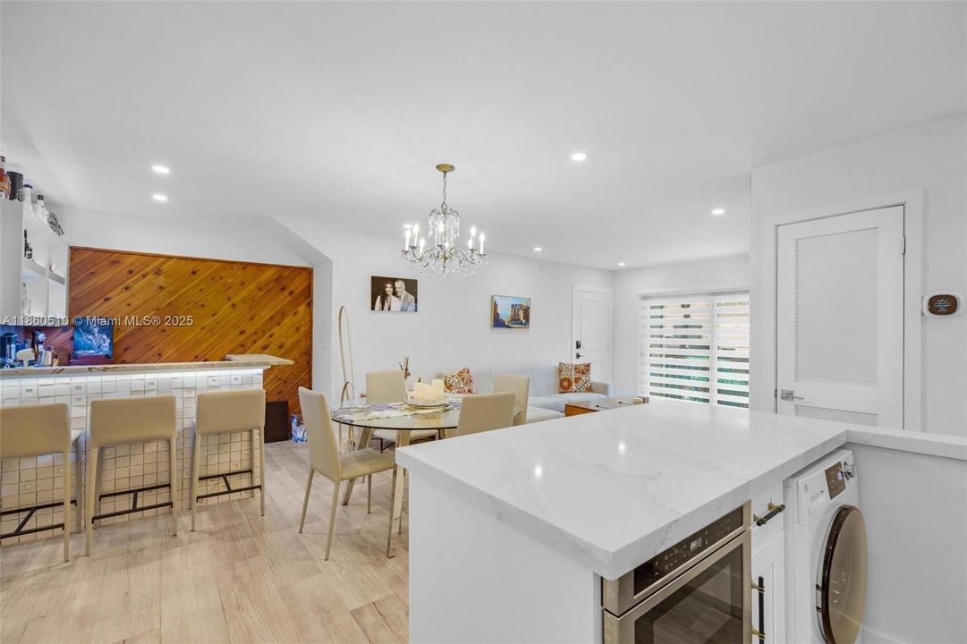 Active With Contract: $2,400 (2 beds, 2 baths, 982 Square Feet)