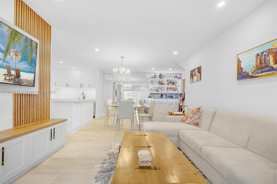 Active With Contract: $2,400 (2 beds, 2 baths, 982 Square Feet)