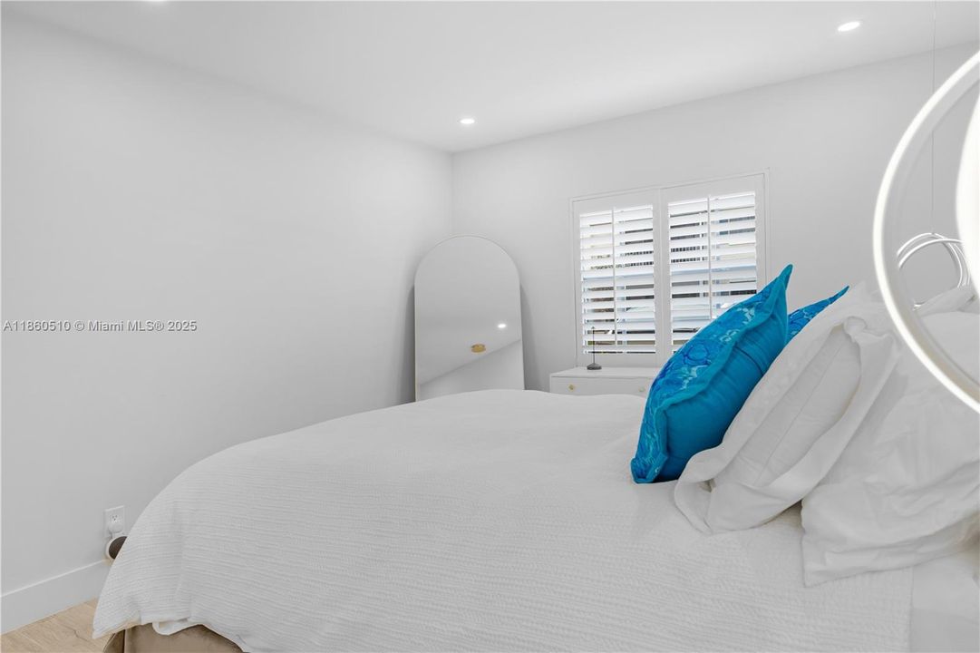 Active With Contract: $2,400 (2 beds, 2 baths, 982 Square Feet)