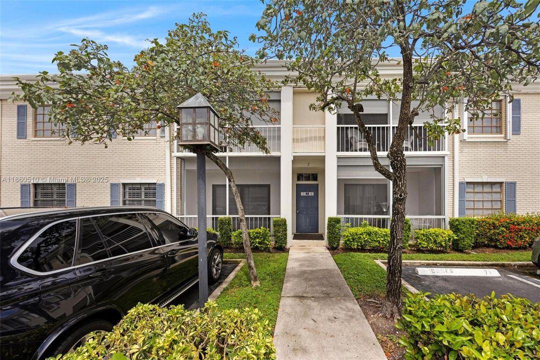 Active With Contract: $2,400 (2 beds, 2 baths, 982 Square Feet)
