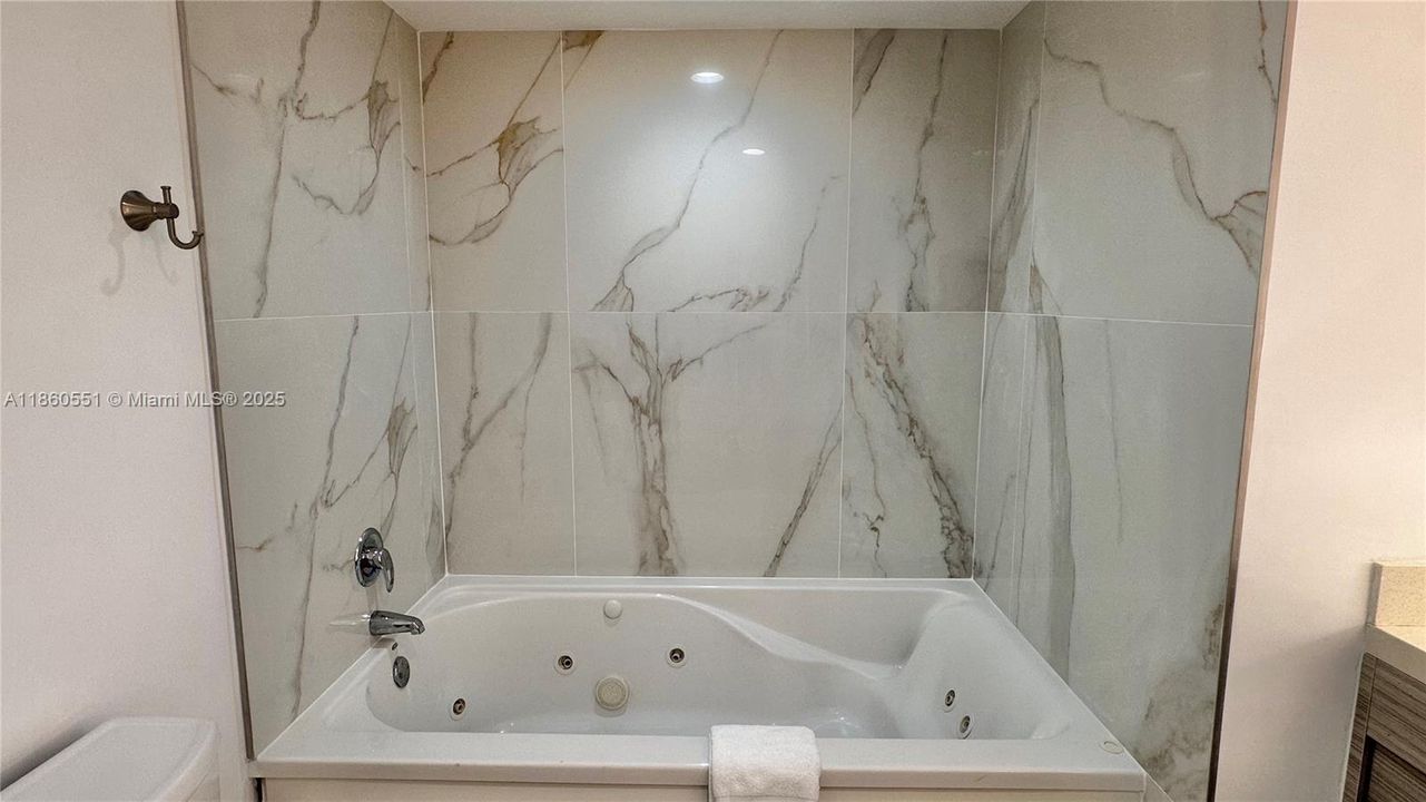 待售: $855,000 (2 贝兹, 2 浴室, 1290 平方英尺)