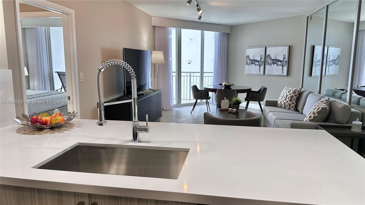 待售: $855,000 (2 贝兹, 2 浴室, 1290 平方英尺)