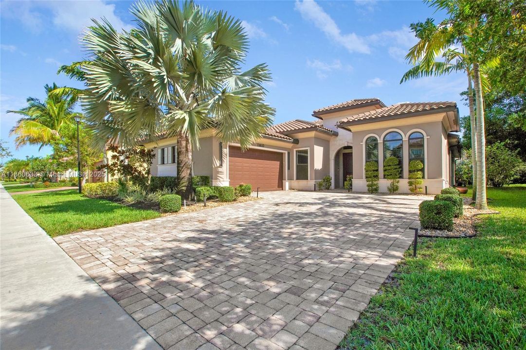 Недавно продано: $1,200,000 (4 спален, 3 ванн, 2730 Квадратных фут)