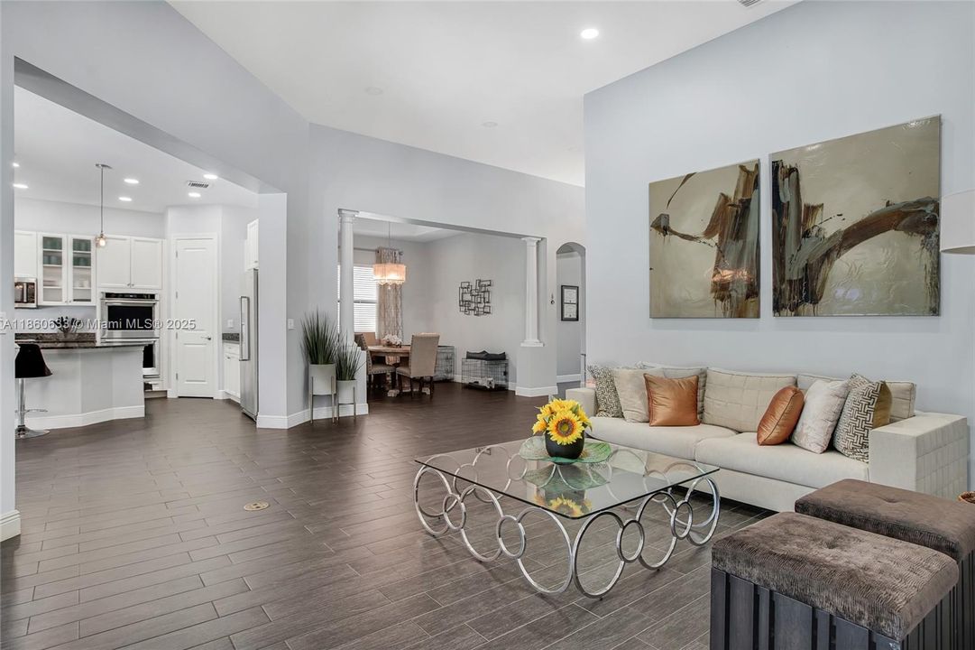 Недавно продано: $1,200,000 (4 спален, 3 ванн, 2730 Квадратных фут)