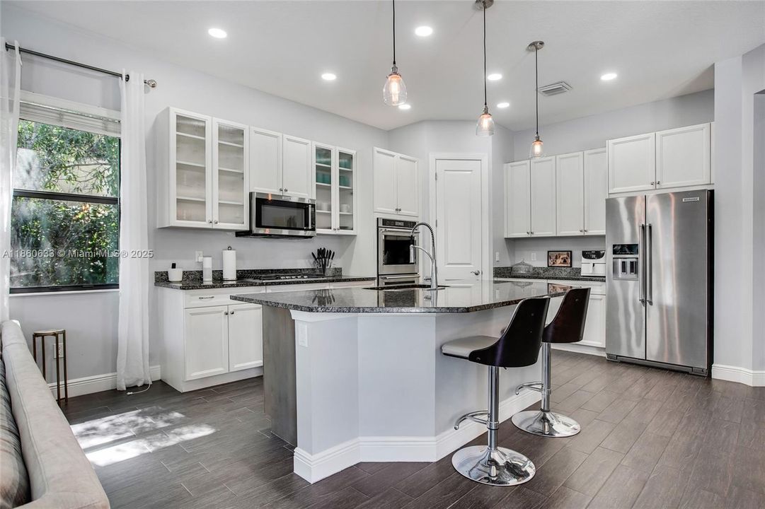 Недавно продано: $1,200,000 (4 спален, 3 ванн, 2730 Квадратных фут)