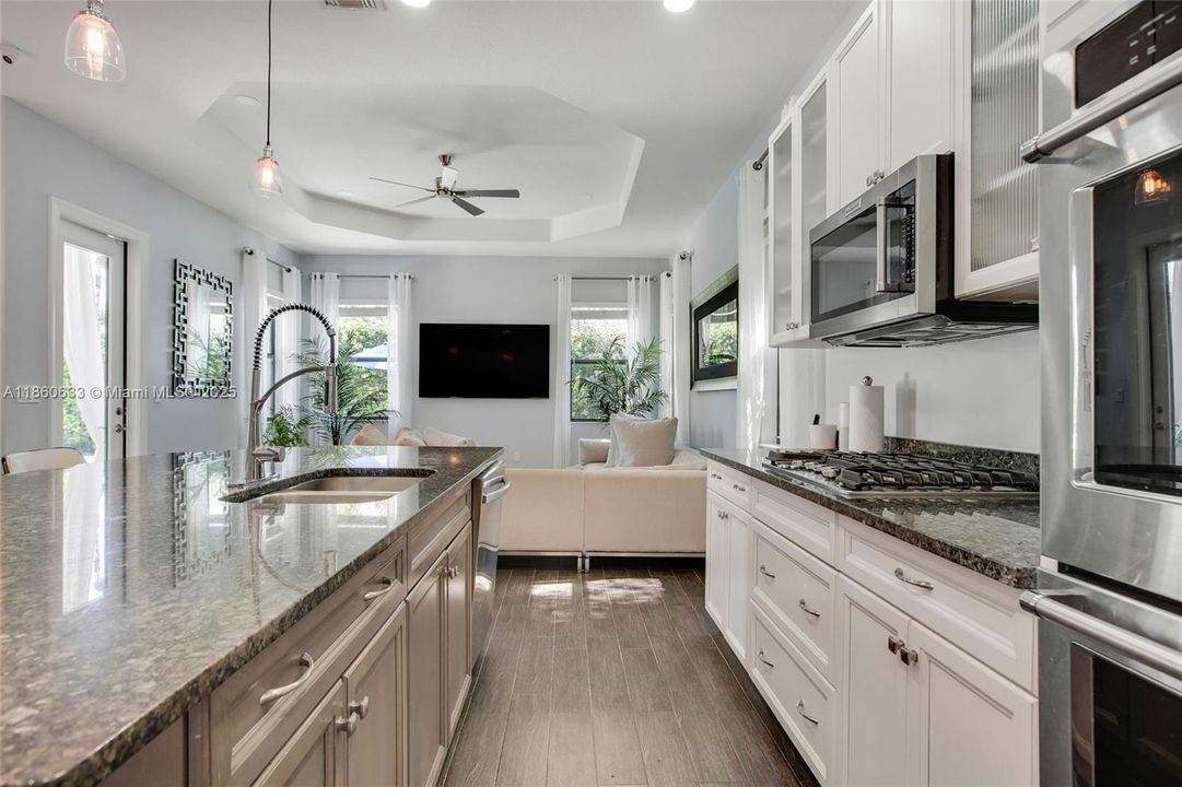 Недавно продано: $1,200,000 (4 спален, 3 ванн, 2730 Квадратных фут)