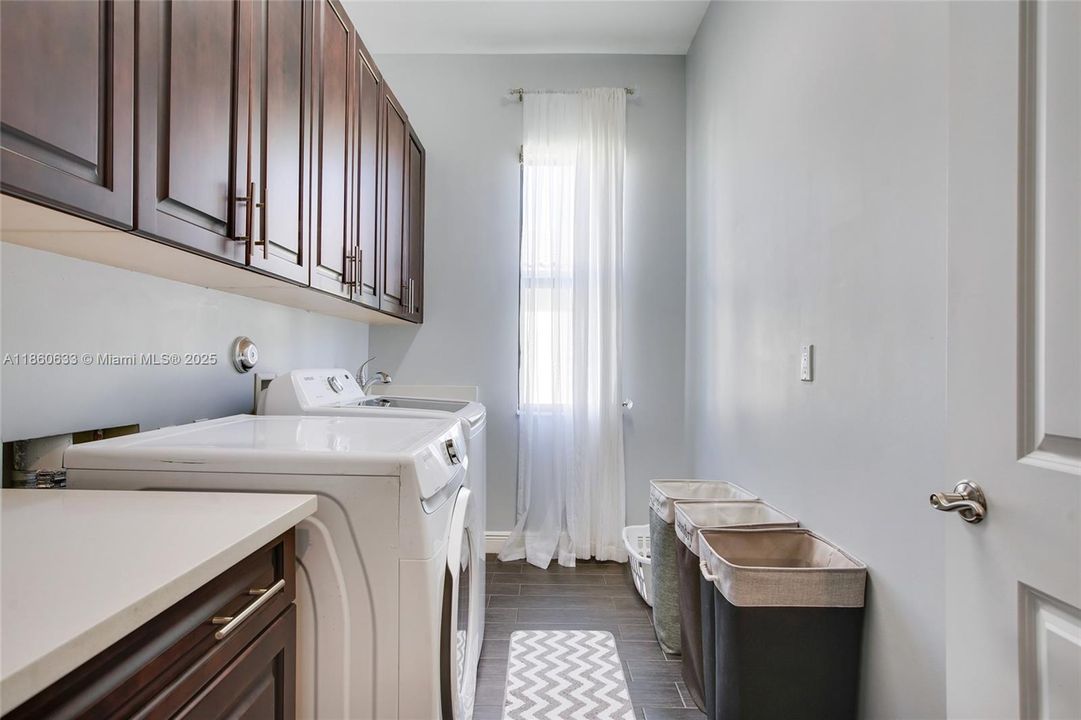 Недавно продано: $1,200,000 (4 спален, 3 ванн, 2730 Квадратных фут)