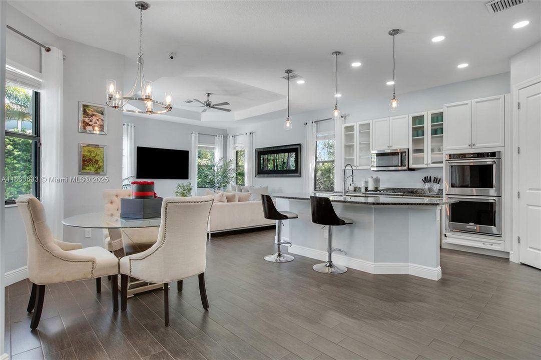 Недавно продано: $1,200,000 (4 спален, 3 ванн, 2730 Квадратных фут)