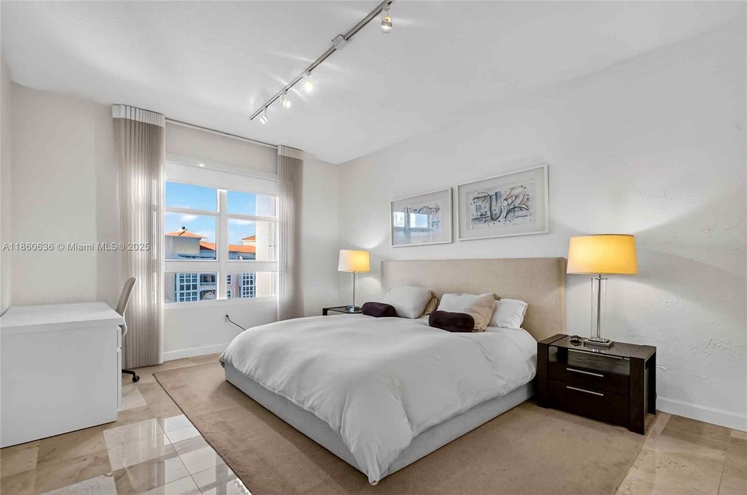 For Sale: $1,650,000 (2 beds, 2 baths, 1310 Square Feet)