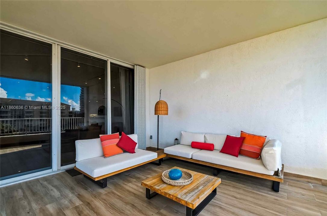 For Sale: $1,650,000 (2 beds, 2 baths, 1310 Square Feet)