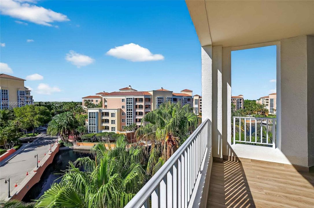 For Sale: $1,650,000 (2 beds, 2 baths, 1310 Square Feet)