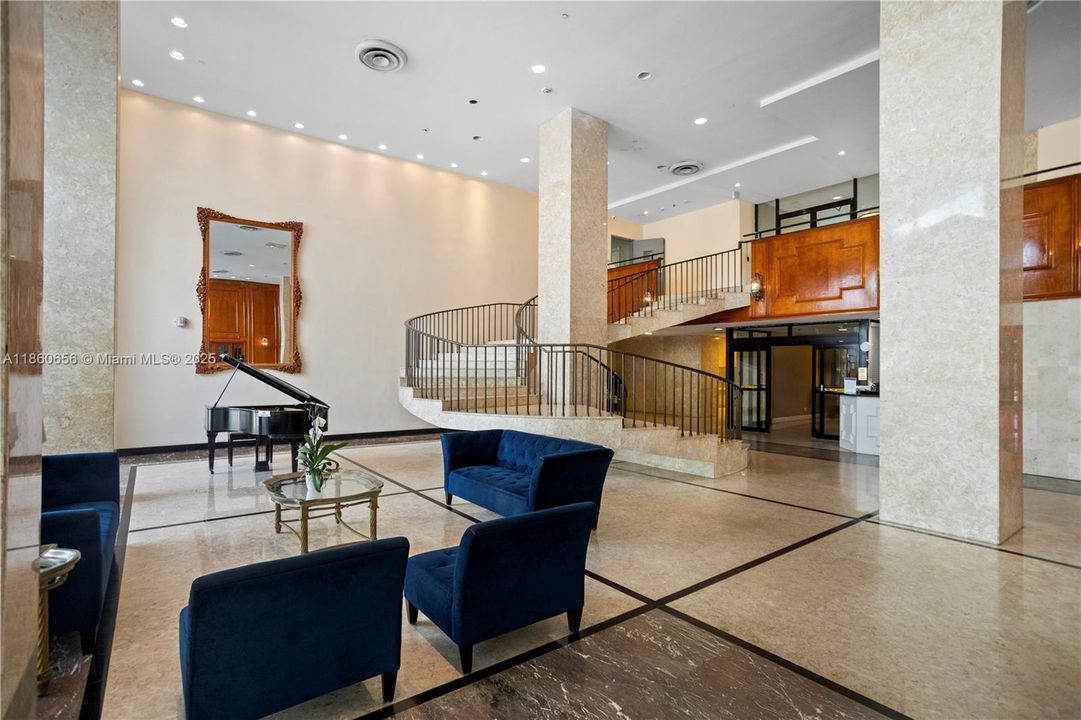 合同活跃: $600,000 (1 贝兹, 1 浴室, 930 平方英尺)