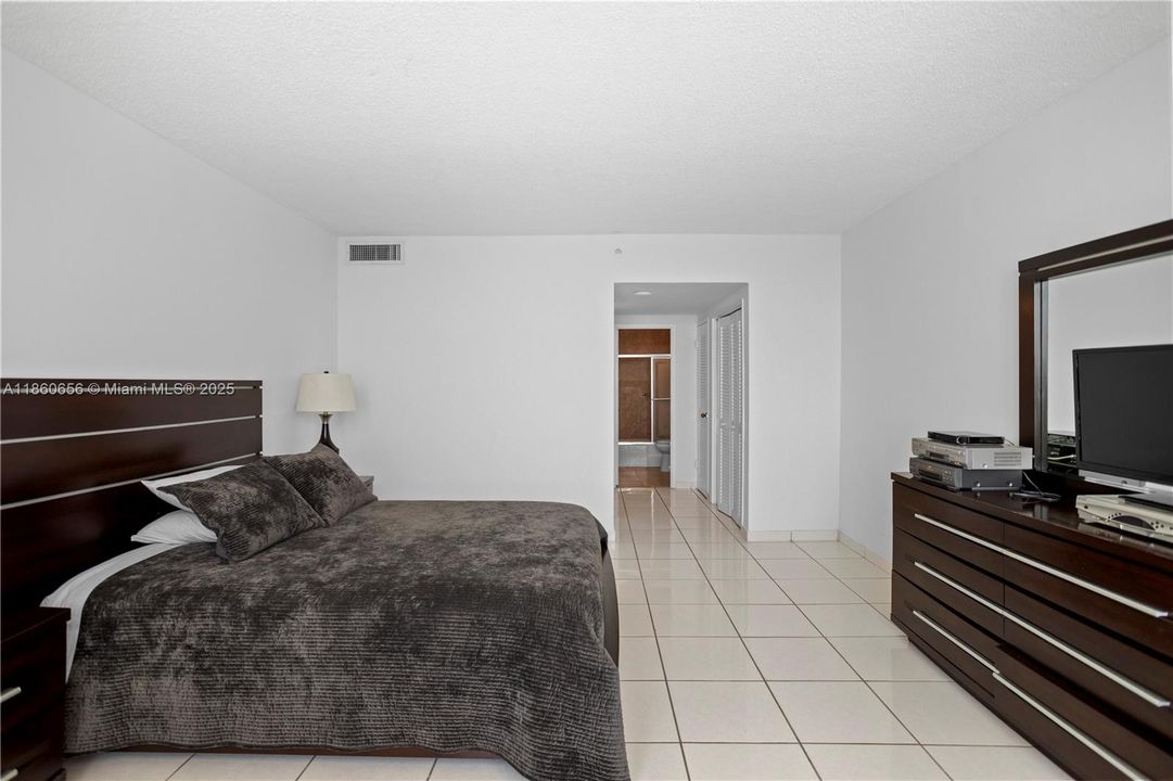 合同活跃: $600,000 (1 贝兹, 1 浴室, 930 平方英尺)