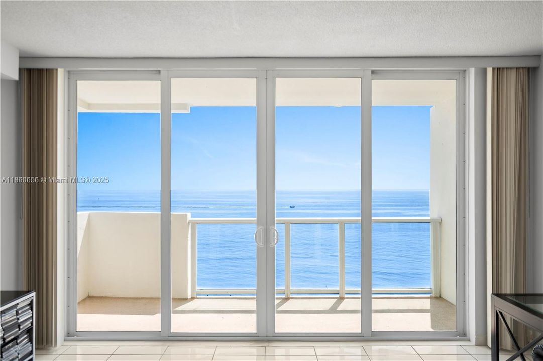 合同活跃: $600,000 (1 贝兹, 1 浴室, 930 平方英尺)