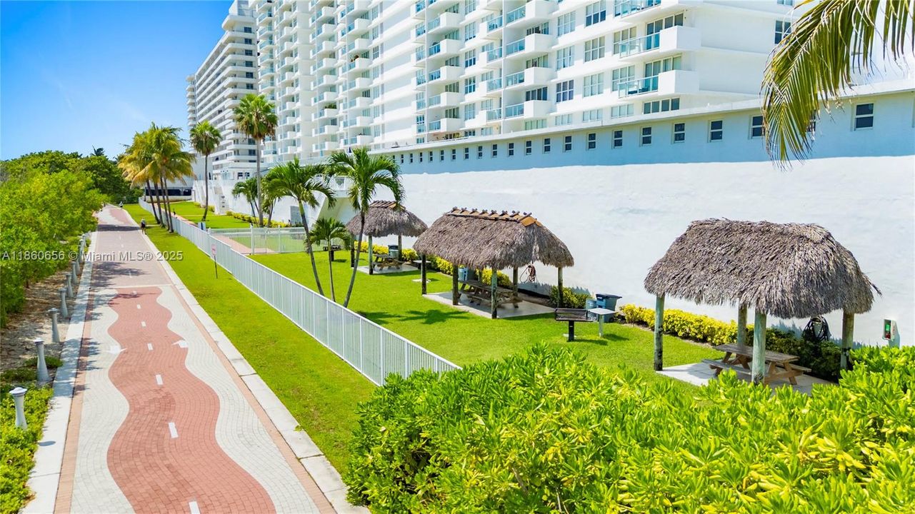 合同活跃: $600,000 (1 贝兹, 1 浴室, 930 平方英尺)