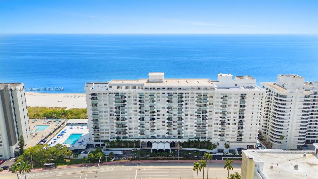 合同活跃: $600,000 (1 贝兹, 1 浴室, 930 平方英尺)