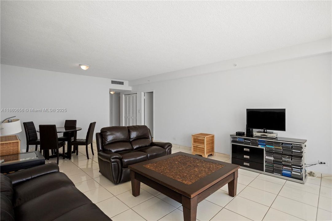 合同活跃: $600,000 (1 贝兹, 1 浴室, 930 平方英尺)