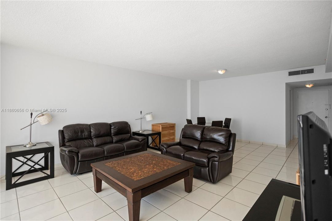 合同活跃: $600,000 (1 贝兹, 1 浴室, 930 平方英尺)