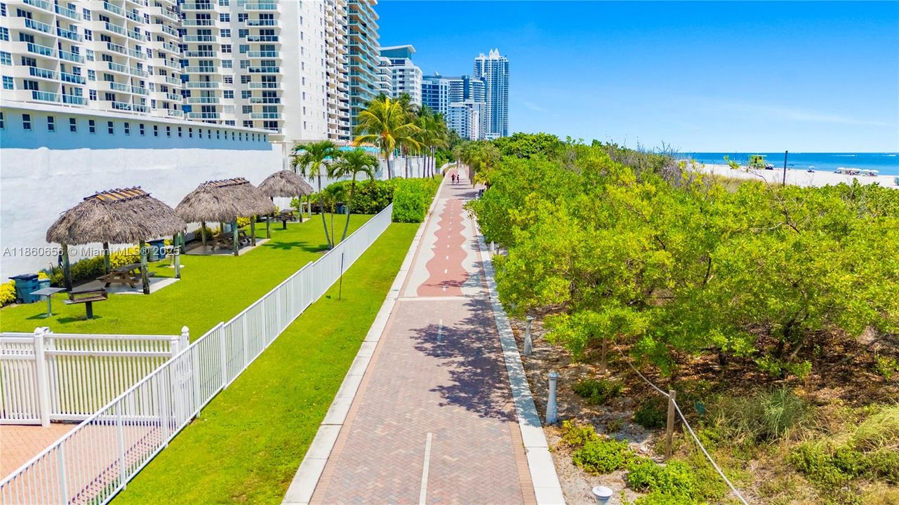 合同活跃: $600,000 (1 贝兹, 1 浴室, 930 平方英尺)