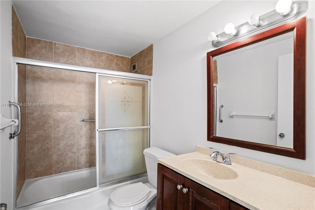 合同活跃: $600,000 (1 贝兹, 1 浴室, 930 平方英尺)