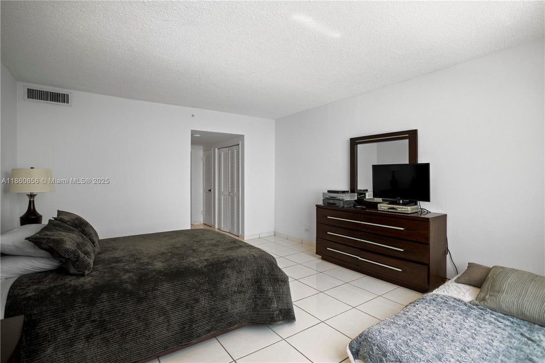 合同活跃: $600,000 (1 贝兹, 1 浴室, 930 平方英尺)