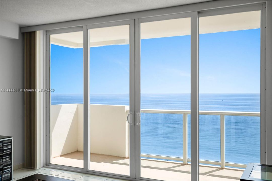 合同活跃: $600,000 (1 贝兹, 1 浴室, 930 平方英尺)