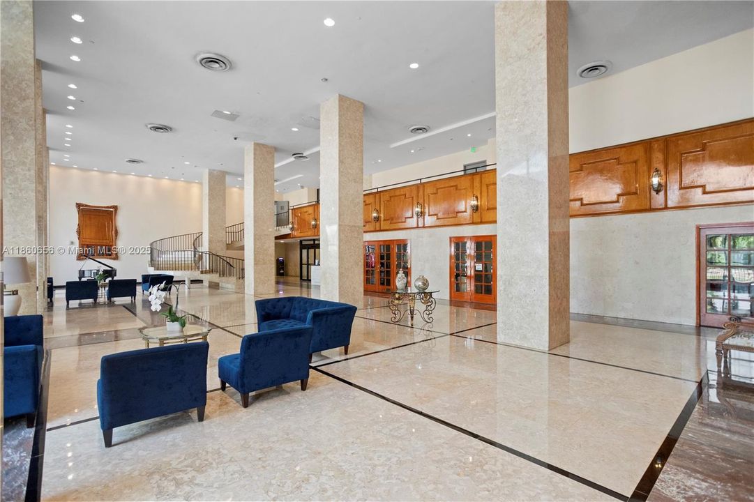 合同活跃: $600,000 (1 贝兹, 1 浴室, 930 平方英尺)