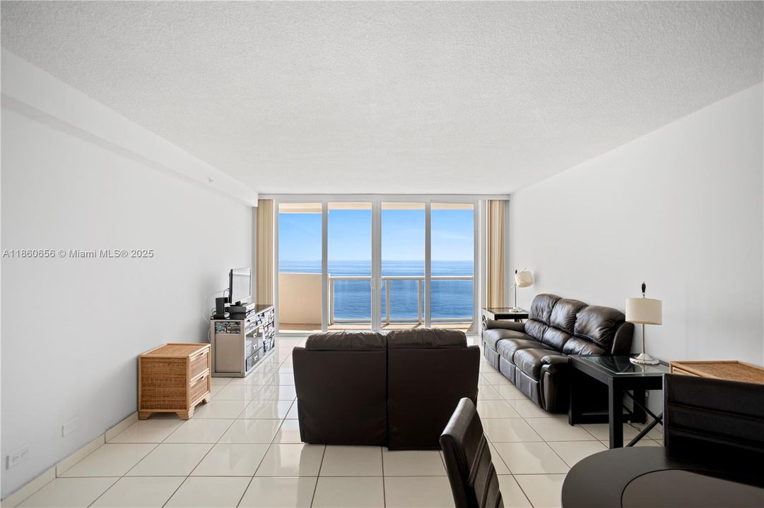 合同活跃: $600,000 (1 贝兹, 1 浴室, 930 平方英尺)