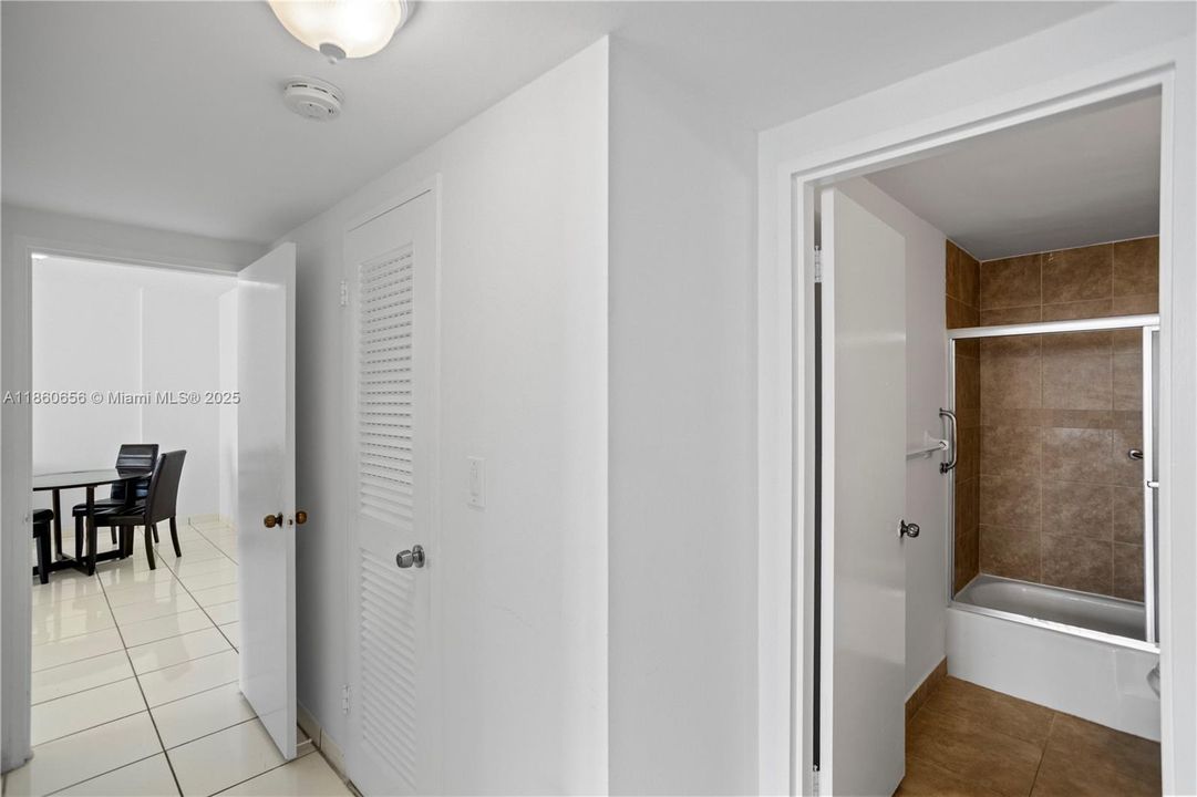 合同活跃: $600,000 (1 贝兹, 1 浴室, 930 平方英尺)