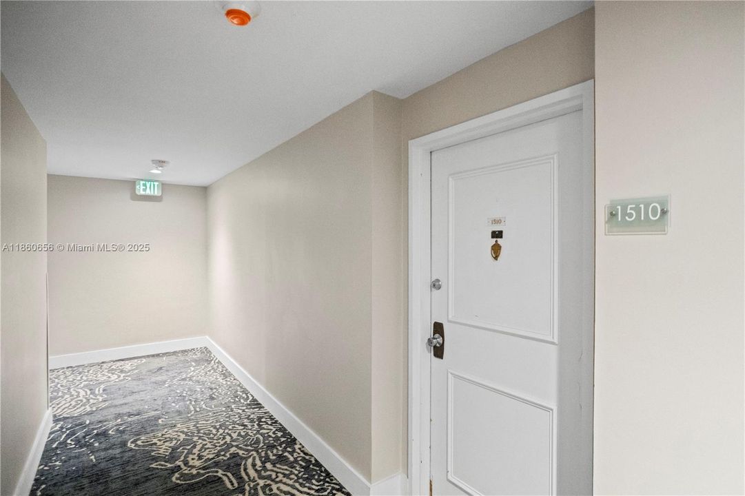 合同活跃: $600,000 (1 贝兹, 1 浴室, 930 平方英尺)