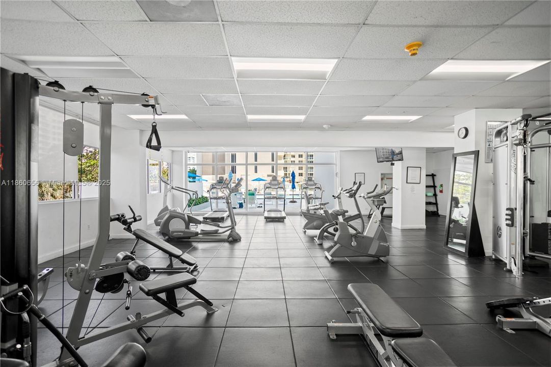 合同活跃: $600,000 (1 贝兹, 1 浴室, 930 平方英尺)