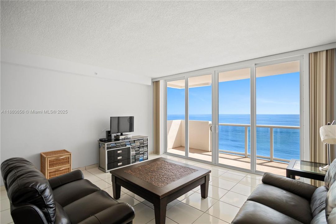 合同活跃: $600,000 (1 贝兹, 1 浴室, 930 平方英尺)