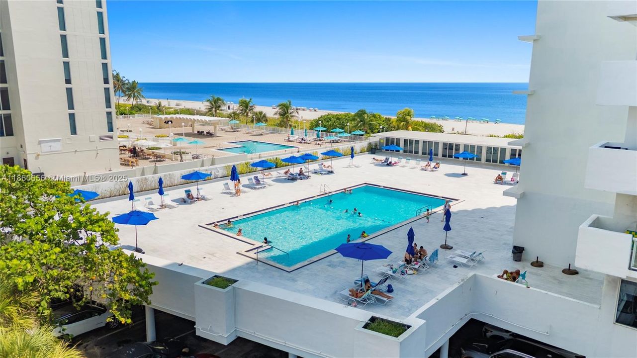 合同活跃: $600,000 (1 贝兹, 1 浴室, 930 平方英尺)