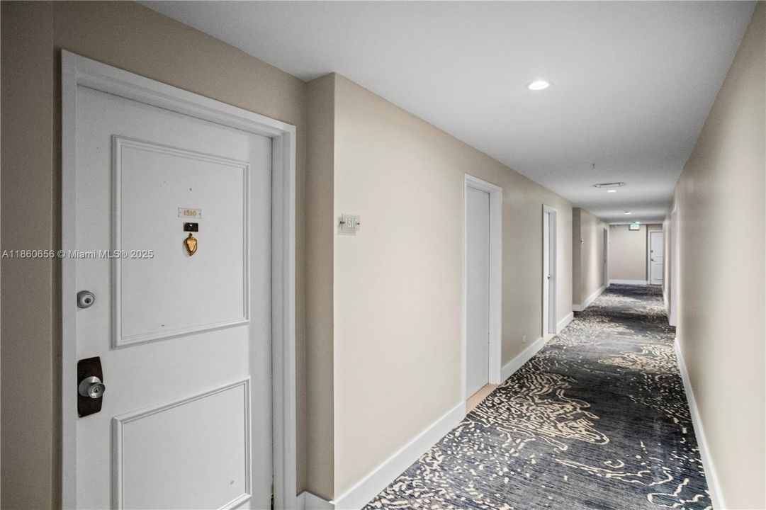 合同活跃: $600,000 (1 贝兹, 1 浴室, 930 平方英尺)