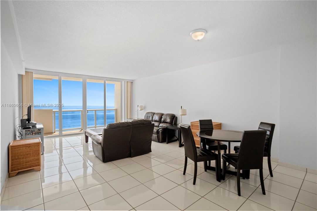 合同活跃: $600,000 (1 贝兹, 1 浴室, 930 平方英尺)