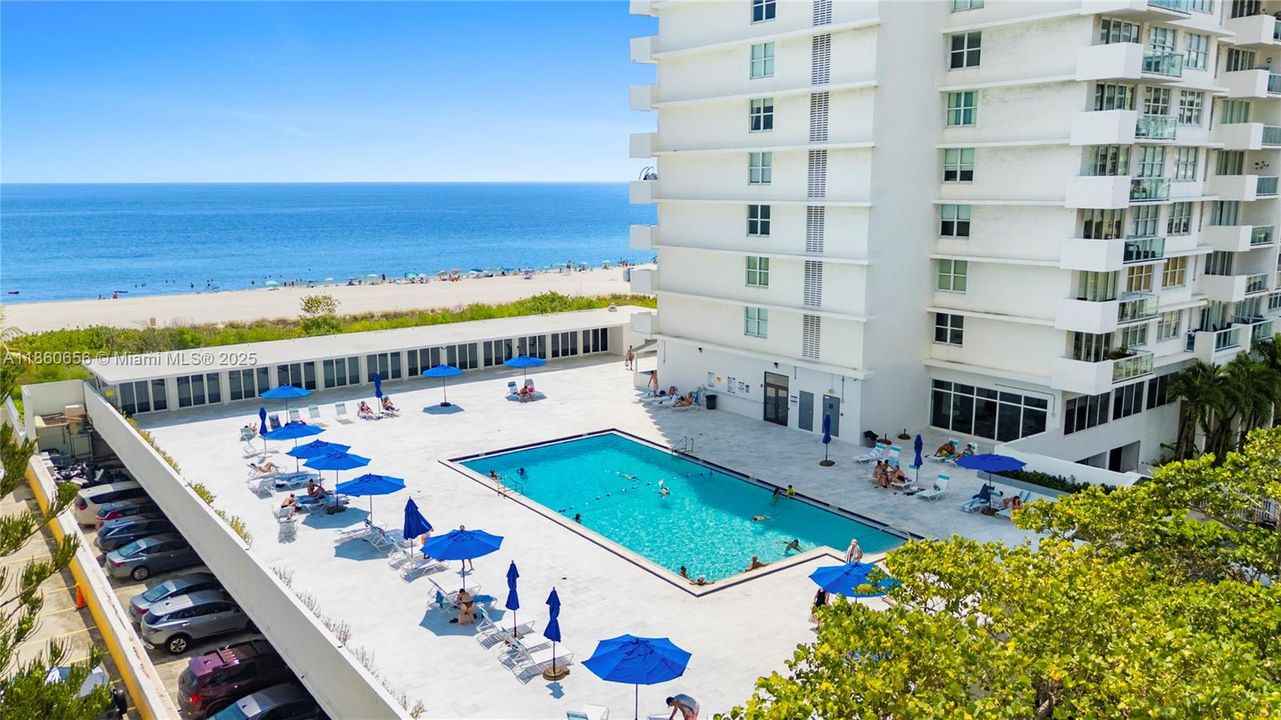 合同活跃: $600,000 (1 贝兹, 1 浴室, 930 平方英尺)