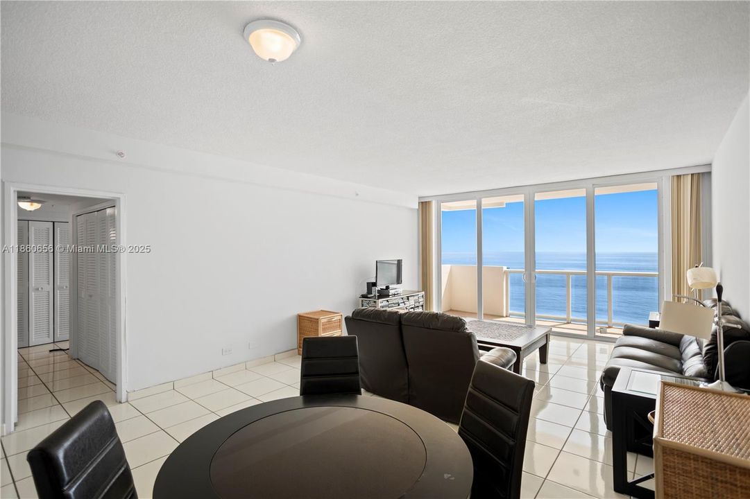 合同活跃: $600,000 (1 贝兹, 1 浴室, 930 平方英尺)