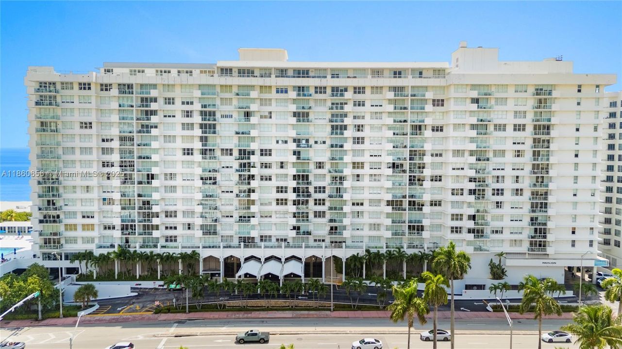 合同活跃: $600,000 (1 贝兹, 1 浴室, 930 平方英尺)