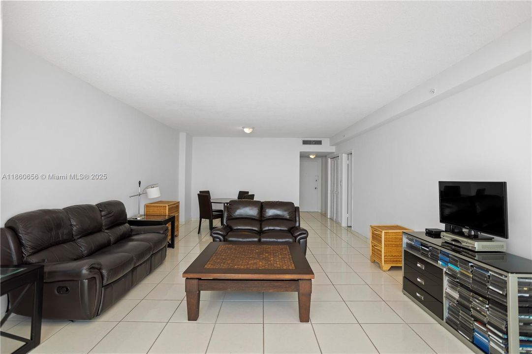 合同活跃: $600,000 (1 贝兹, 1 浴室, 930 平方英尺)