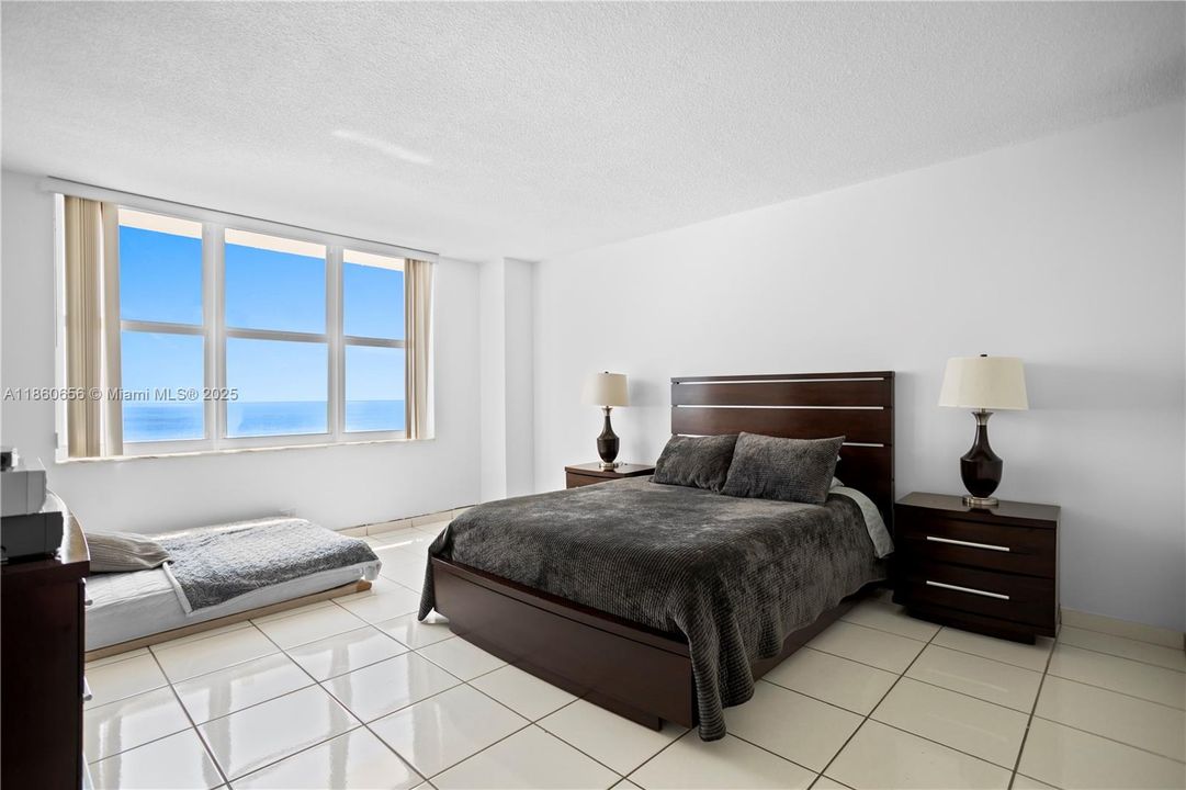 合同活跃: $600,000 (1 贝兹, 1 浴室, 930 平方英尺)