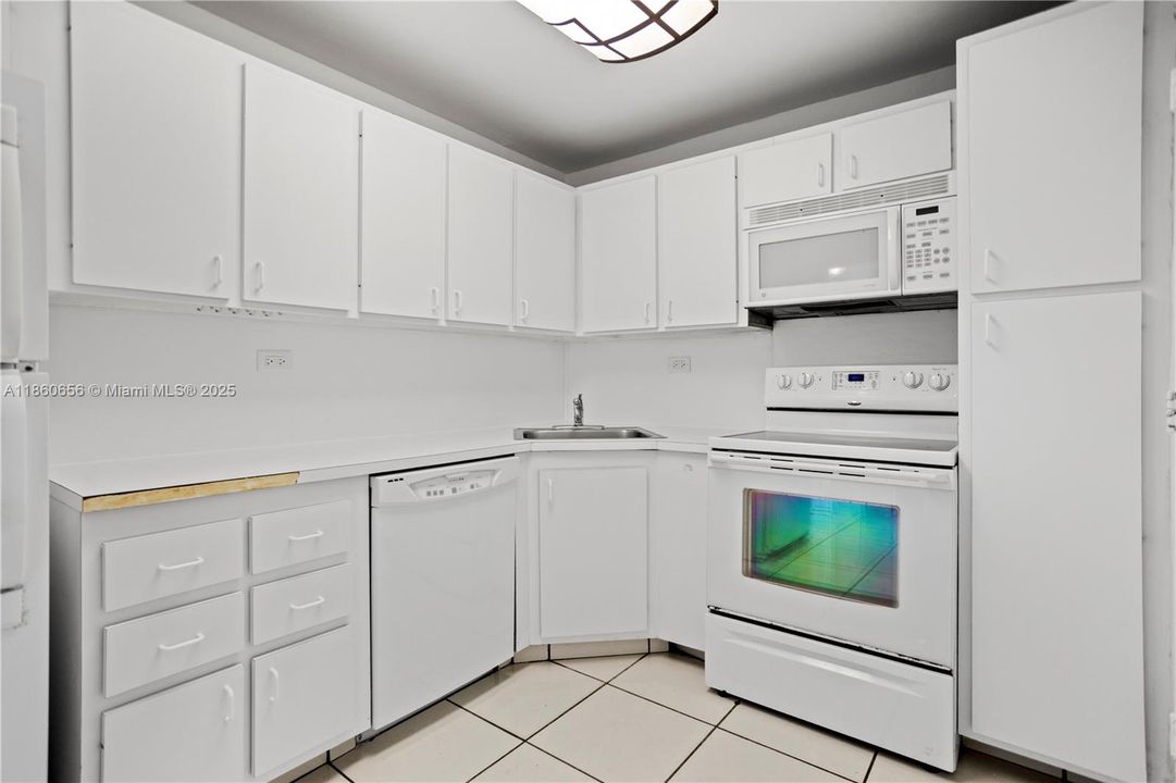 合同活跃: $600,000 (1 贝兹, 1 浴室, 930 平方英尺)