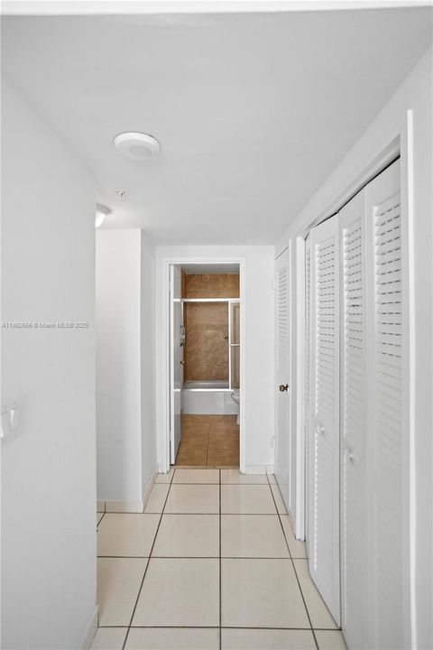 合同活跃: $600,000 (1 贝兹, 1 浴室, 930 平方英尺)