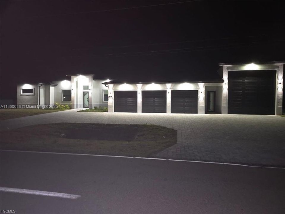 待售: $999,999 (4 贝兹, 3 浴室, 2561 平方英尺)