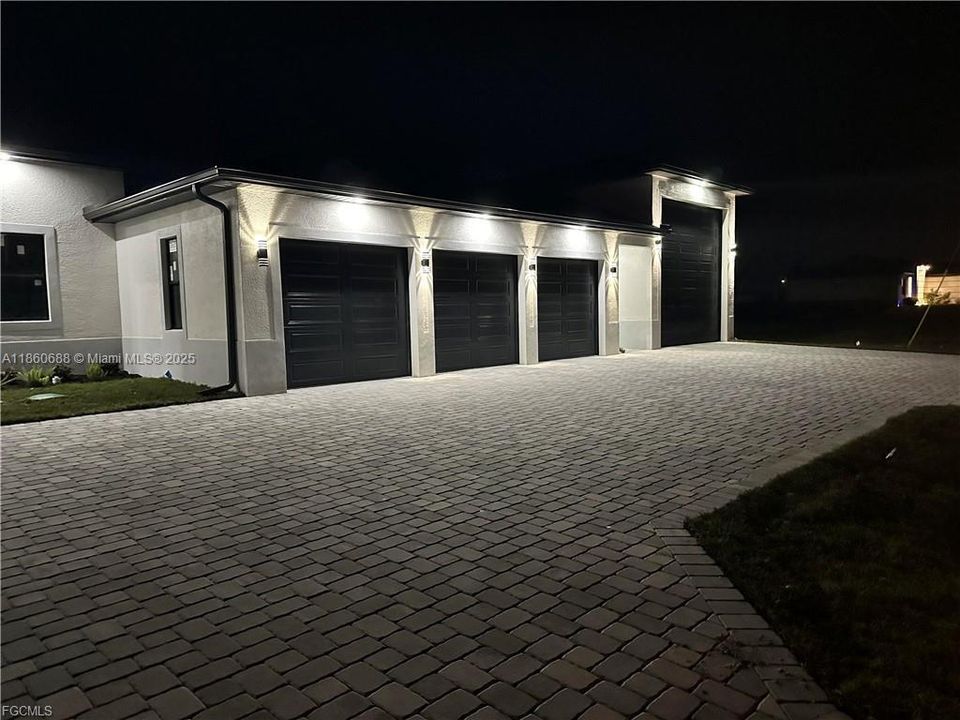 待售: $999,999 (4 贝兹, 3 浴室, 2561 平方英尺)