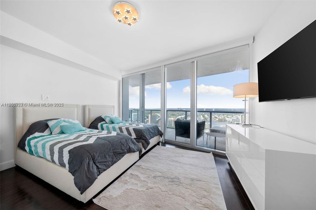 Active With Contract: $13,000 (3 beds, 3 baths, 1927 Square Feet)