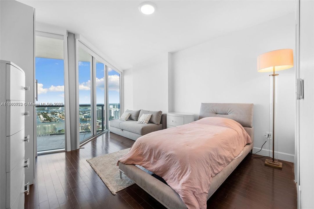 Active With Contract: $13,000 (3 beds, 3 baths, 1927 Square Feet)